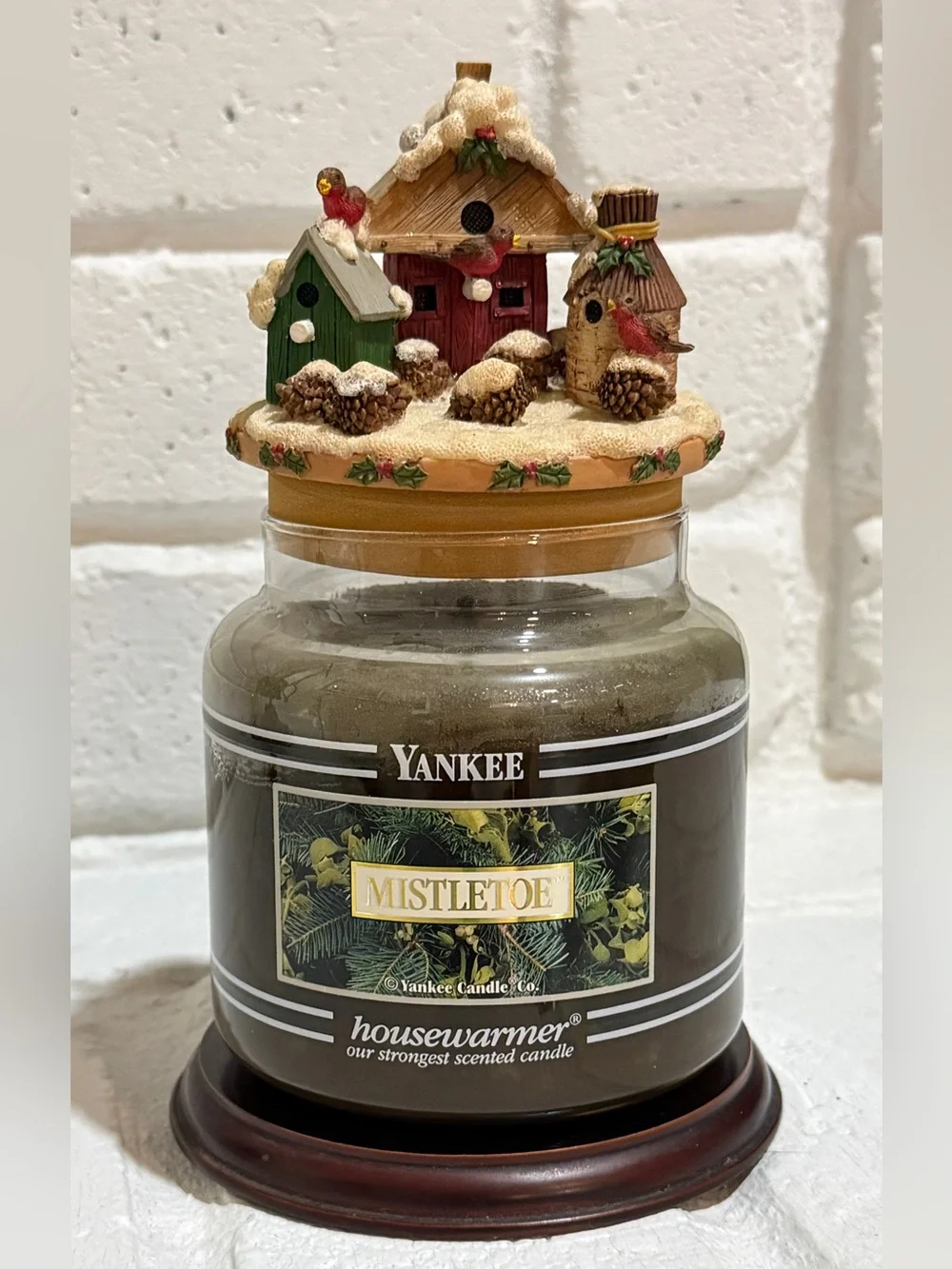 Yankee Candle Mistletoe Housewarmer in Green and Gold